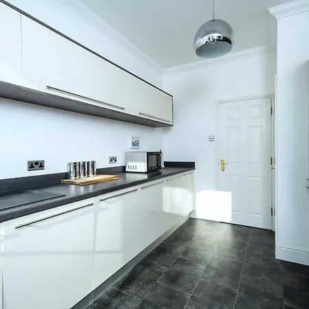 Spacious 10 Mins Drive To Clifton Apartamento Bristol