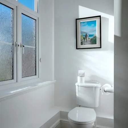 Spacious 10 Mins Drive To Clifton Apartamento *
