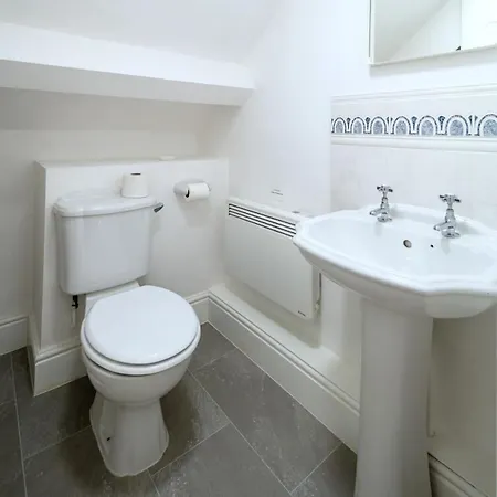 Spacious 10 Mins Drive To Clifton Apartamento