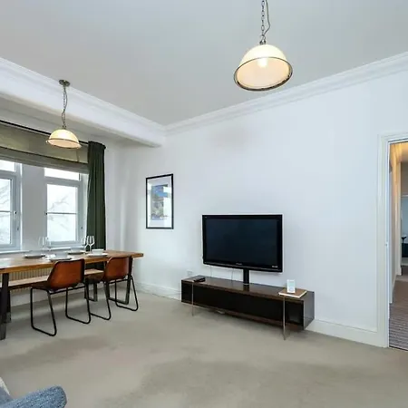 Spacious 10 Mins Drive To Clifton 布里斯托