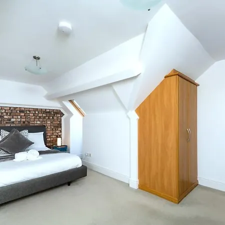 Spacious 10 Mins Drive To Clifton