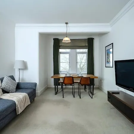 Spacious 10 Mins Drive To Clifton Bristol