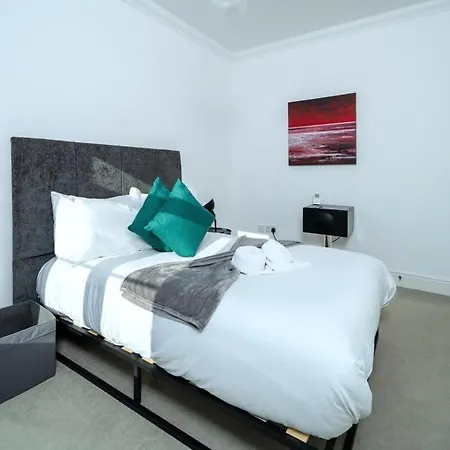Spacious 10 Mins Drive To Clifton *