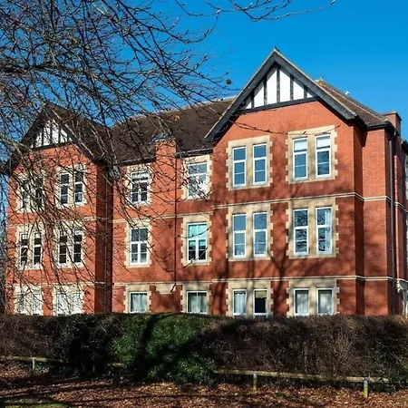 Spacious 10 Mins Drive To Clifton