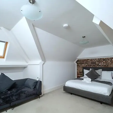 Spacious 10 Mins Drive To Clifton Апартаменти *