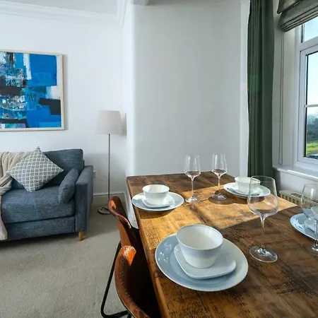 Spacious 10 Mins Drive To Clifton *