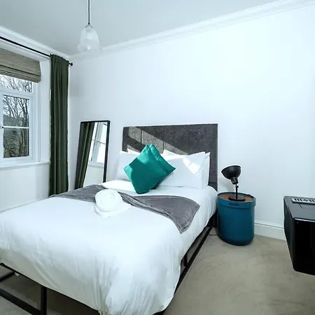 Апартаменти Spacious 10 Mins Drive To Clifton Бристоль