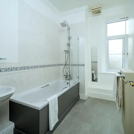 Spacious 10 Mins Drive To Clifton Бристоль