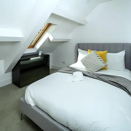 Spacious 10 Mins Drive To Clifton *
